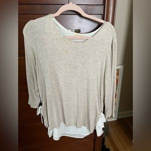 Cute top w/full lining that hangs out the bottom and Ties at each side